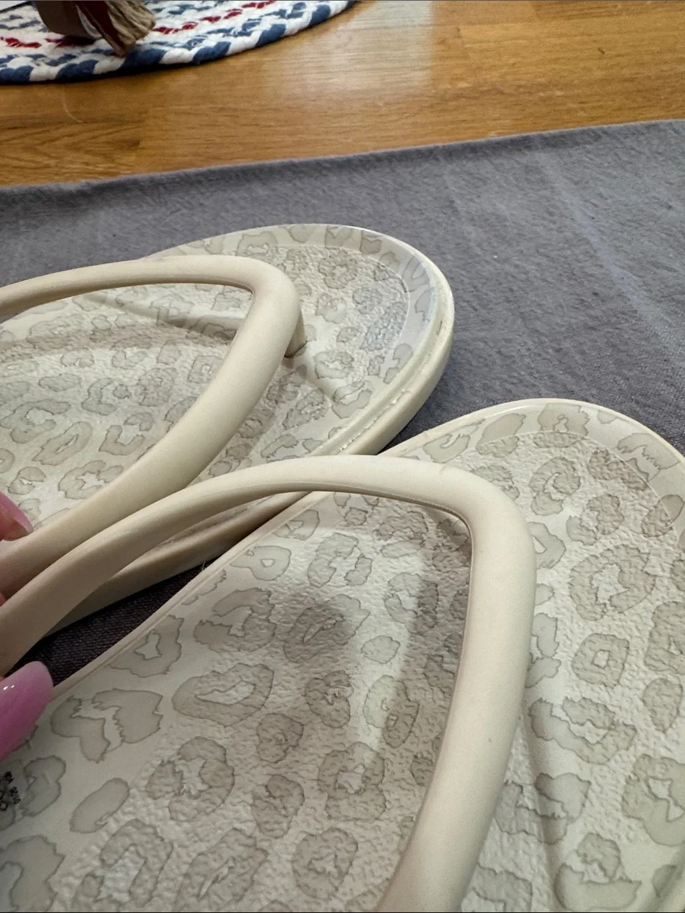CROCS Women’s Flip Flop Sandals - Cream Leopard Print~6W EUC
